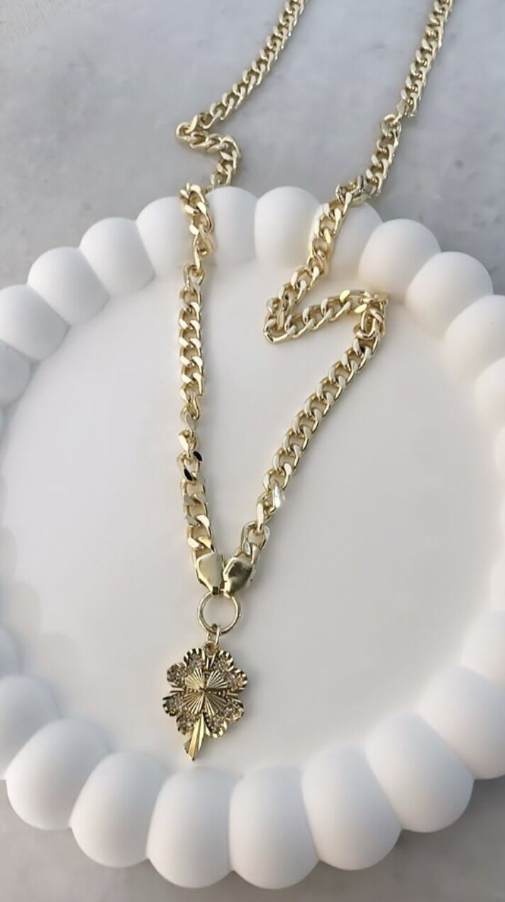 Mini Plaka Yonca Sallantı Zincir Kolye