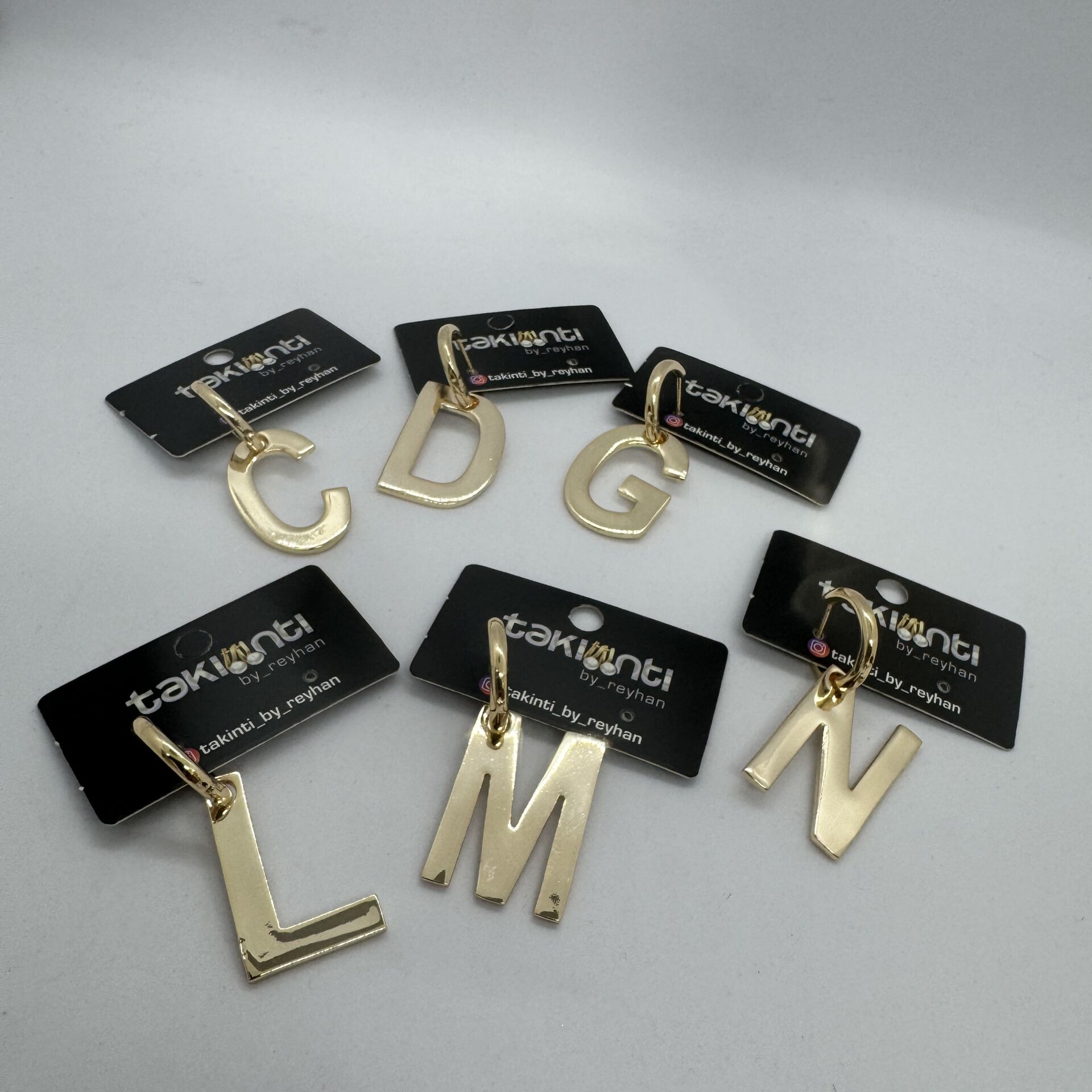 Gold Halkada Harf Sallantı Küpe
