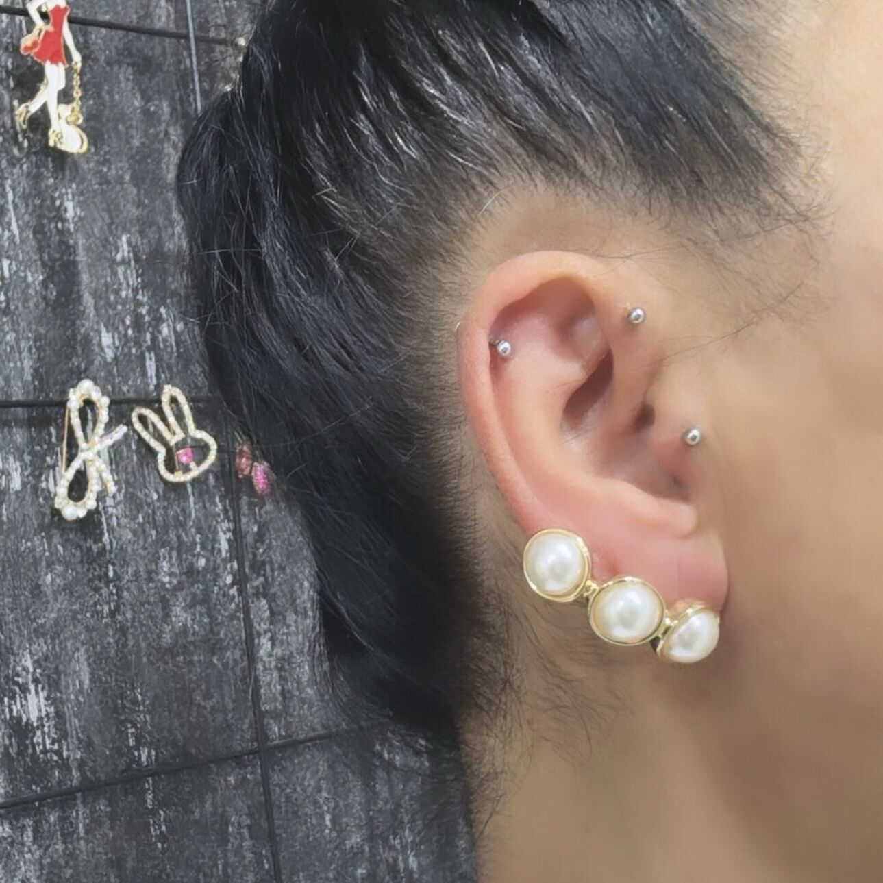 Tek Delikte Çoklu Görünüm Gümüş Çerçeve İnci Küpe