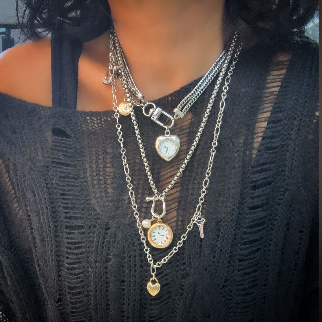 Marka Model Saatli Üçlü Charm Kolye