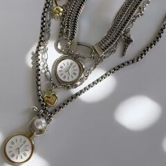 Marka Model Saatli Üçlü Charm Kolye