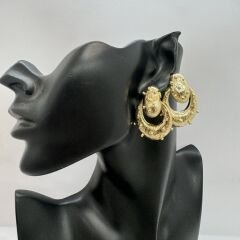 Tırtık Desen Üzeri Topçuk Detay Oval Küpe