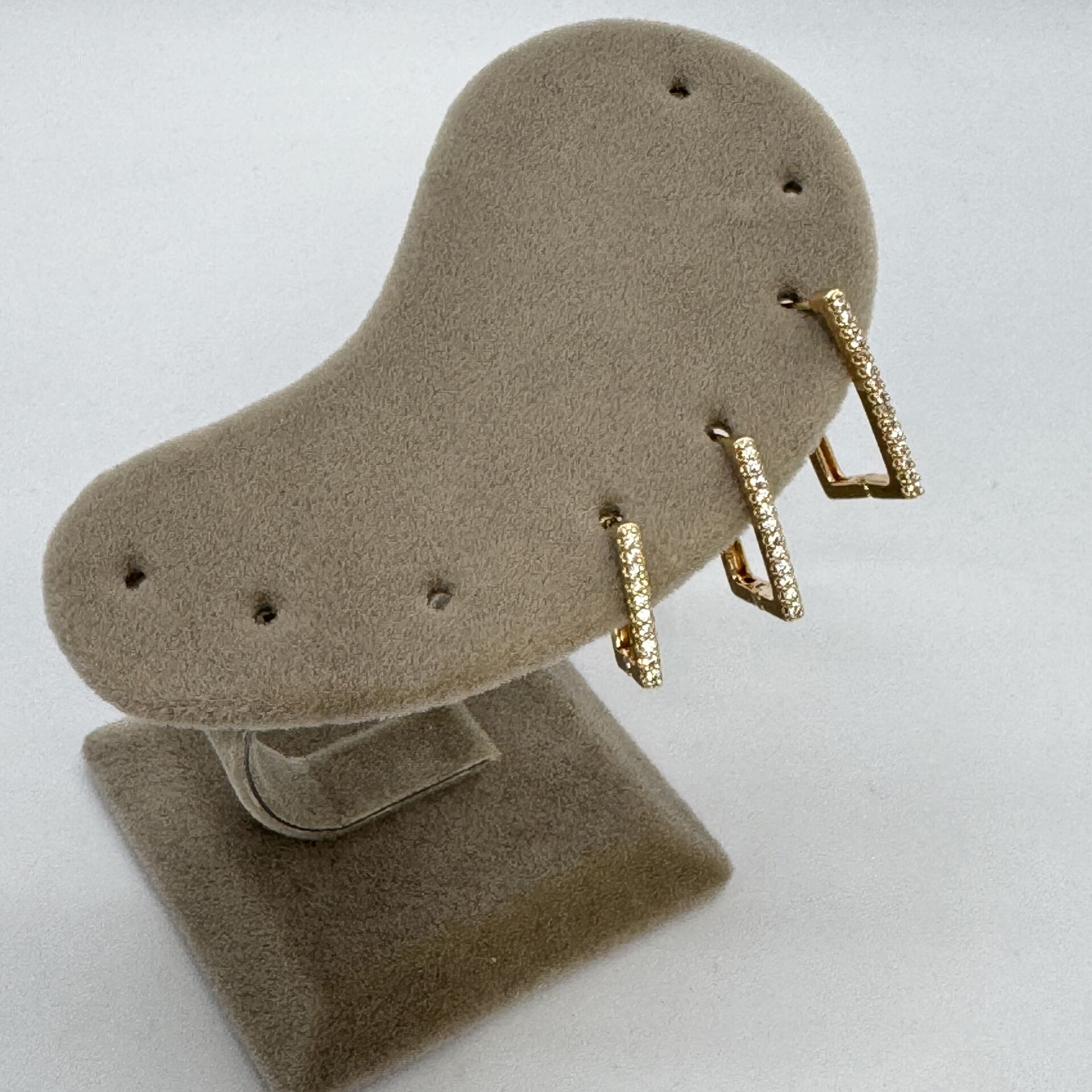 Özel Seri Zirkon Taşlı Büyüklü Küçüklü Dikdörtgen Plaka Üçlü Set Küpe