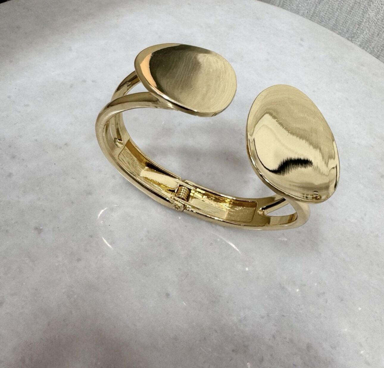 Özel Seri Gold Önden Kapama Oval Plaka Detay Kelepçe Bileklik