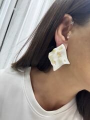 Mineli Yaldızlı Asimetrik Kare Seramik Küpe