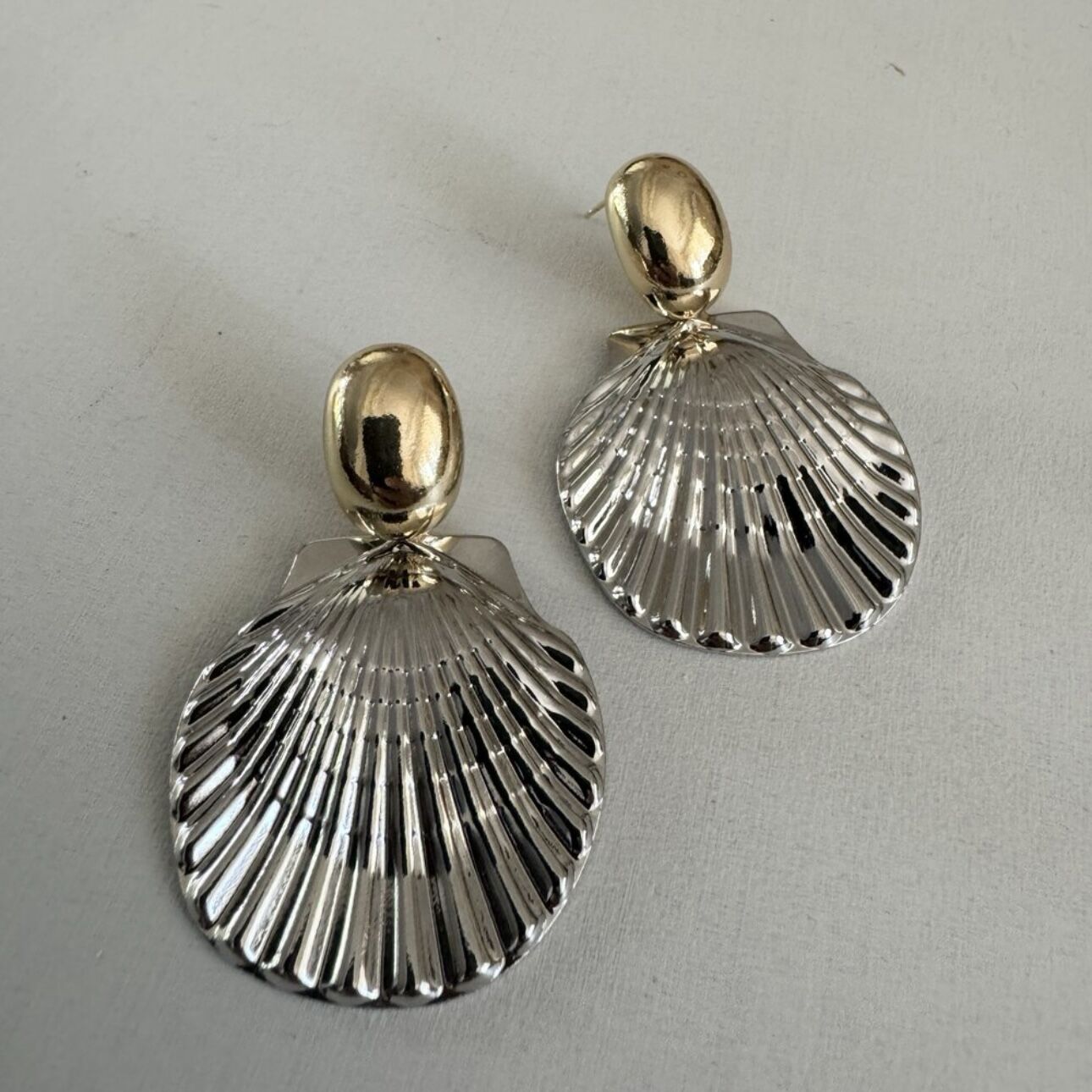 Gold Oval Plakada Gümüş Deniz Kabuğu Figür Sallantı Küpe