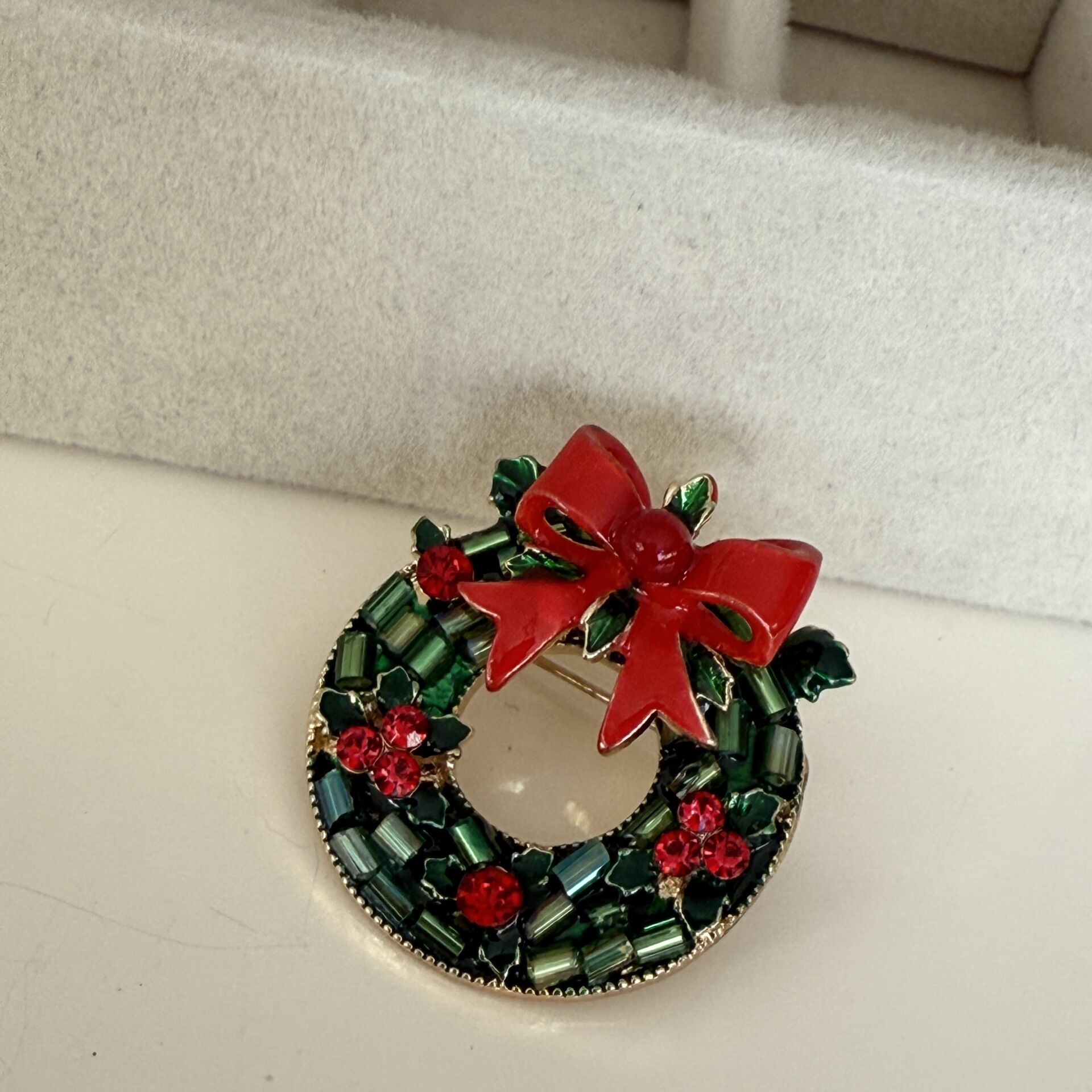 İthal Kurdelalı Taşlı  Çelenk Broş