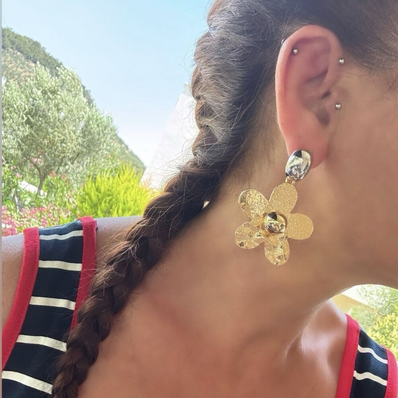 Gümüş Oval Plakada Gold Çiçek Figür Sallantı Küpe
