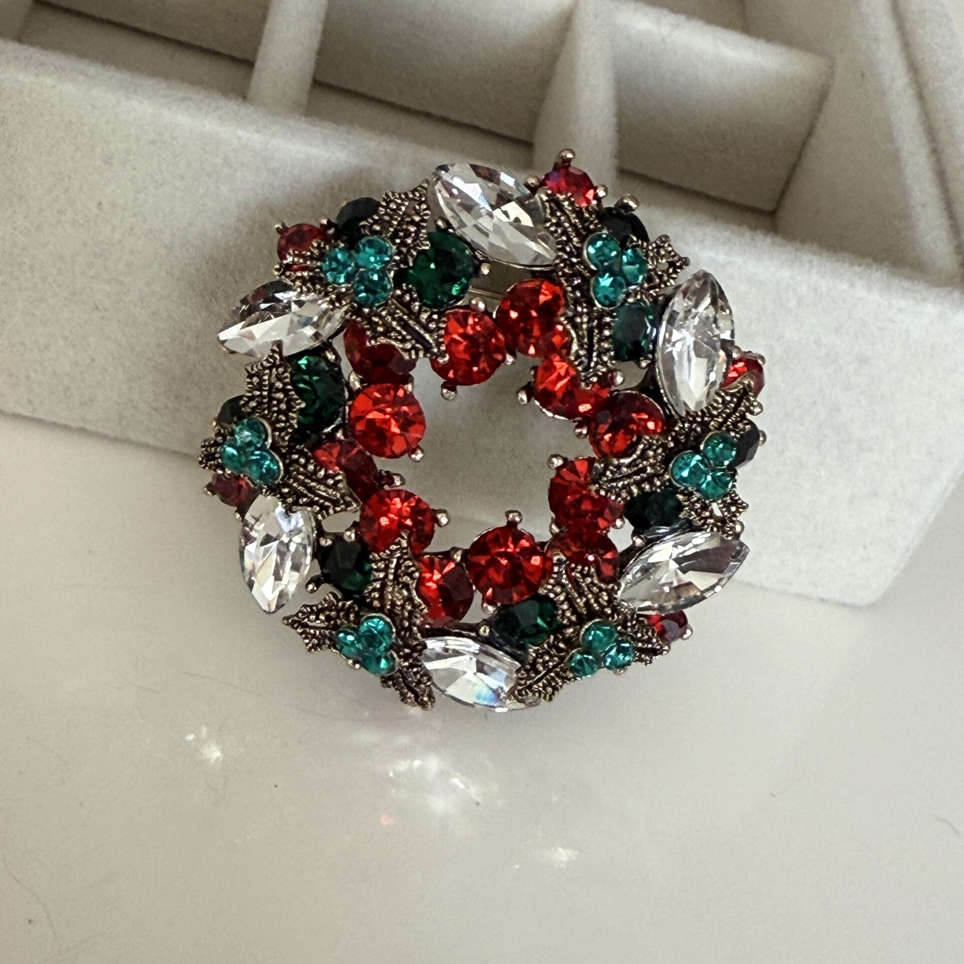 İthal Taşlı Çelenk Broş