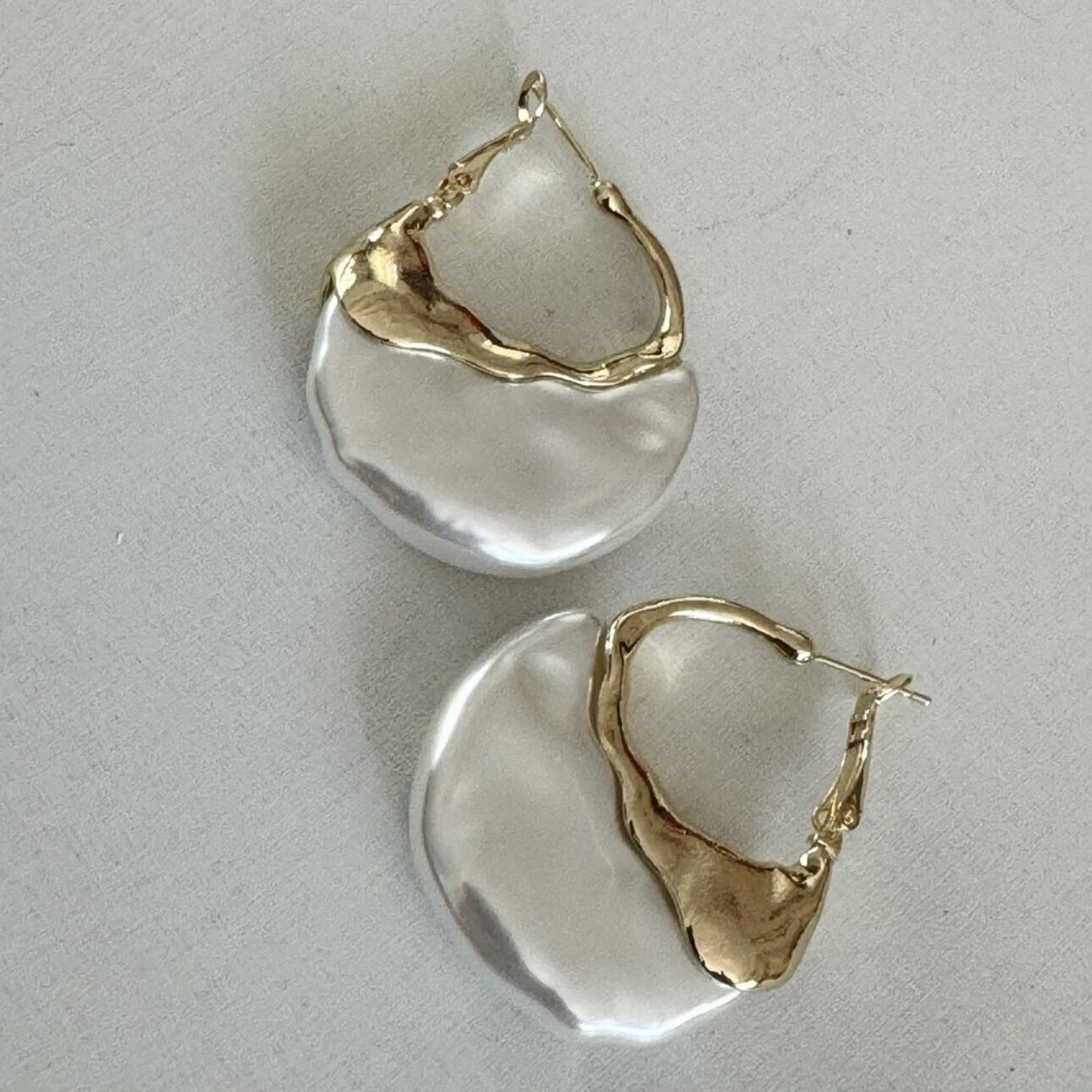 Dövme Plaka Detay Asimetrik Sedef Küpe