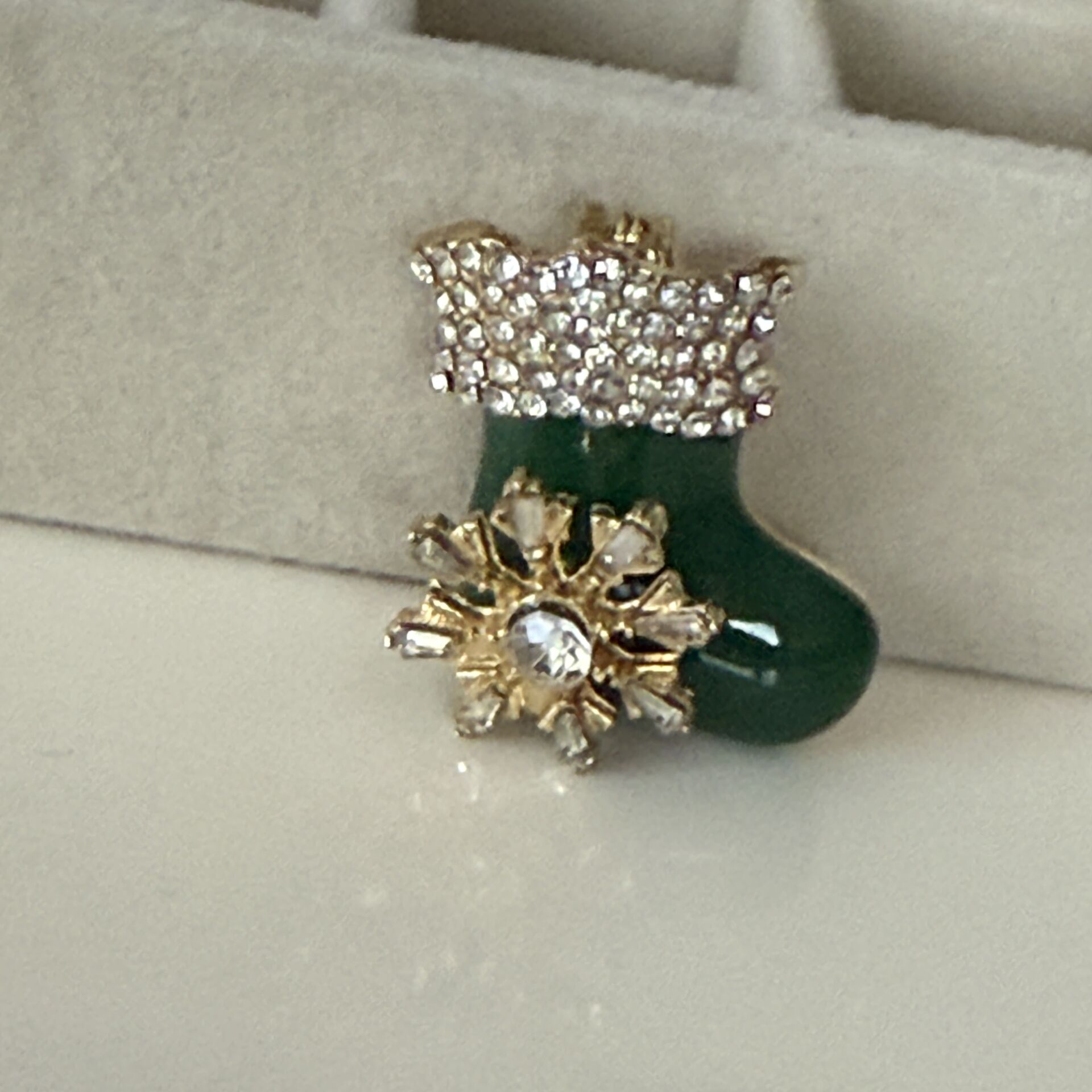 İthal Taşlı Kuzey Yıldızı Detay Çizme Broş