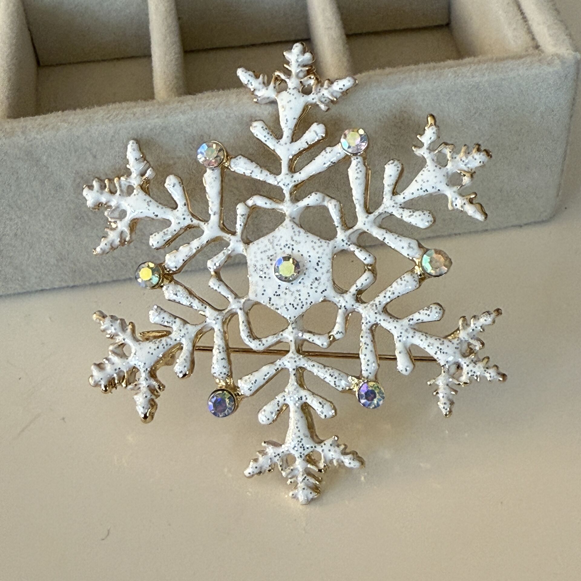 İthal Taşlı Kartanesi Broş