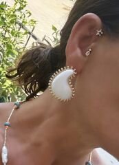 Beyaz Mineli Mini Gold Plaka Kenar Sıralı Damla Model Küpe