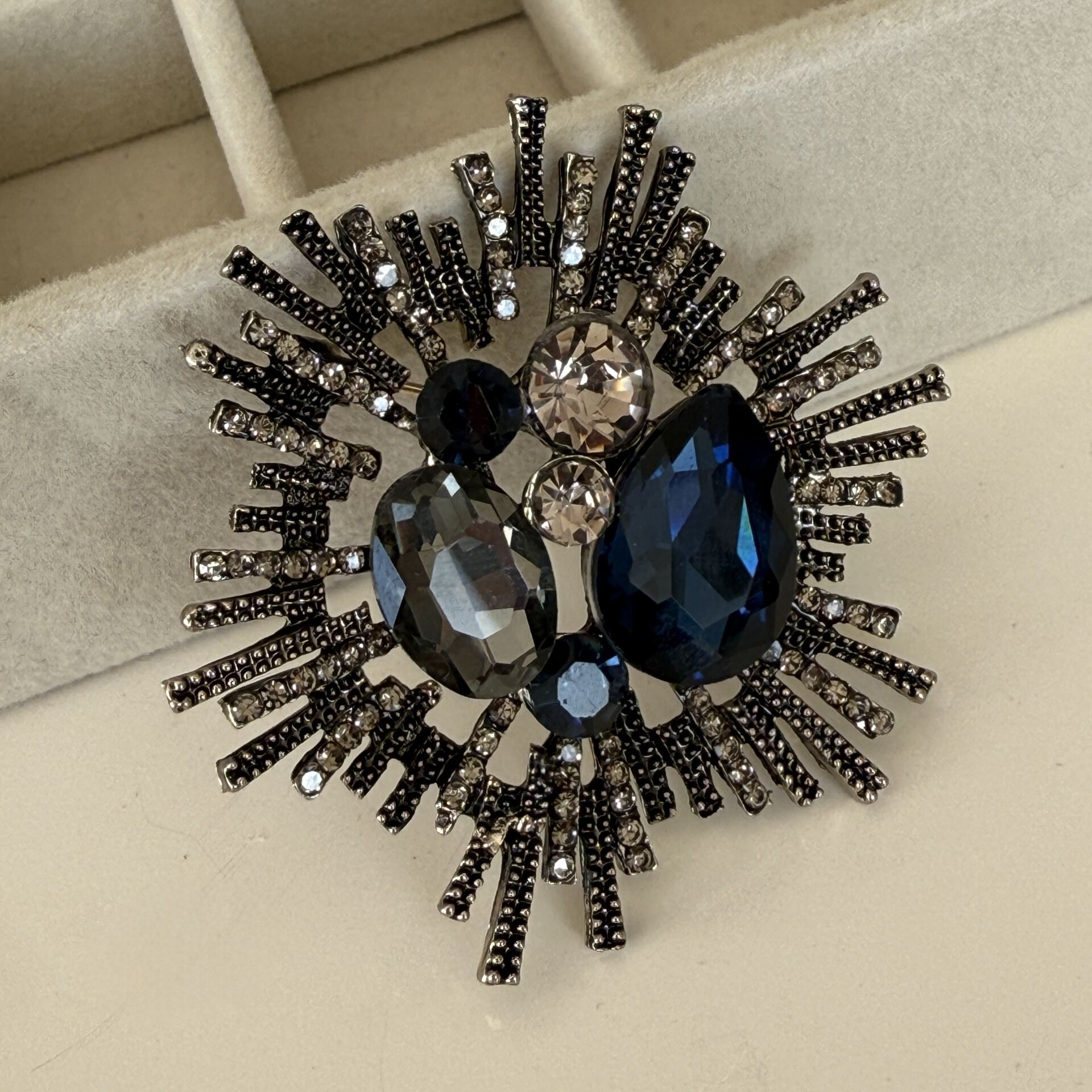 İthal Full Taşlı Tasarım Broş