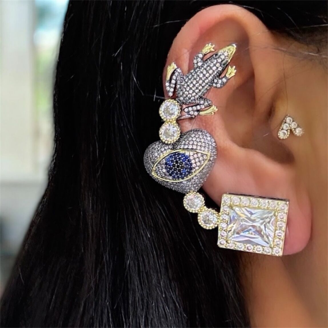 Özel Seri Zirkon Taşlı Tasarım Kıkırdak Küpe ( Sağ Kulak İçin Uyumludur)