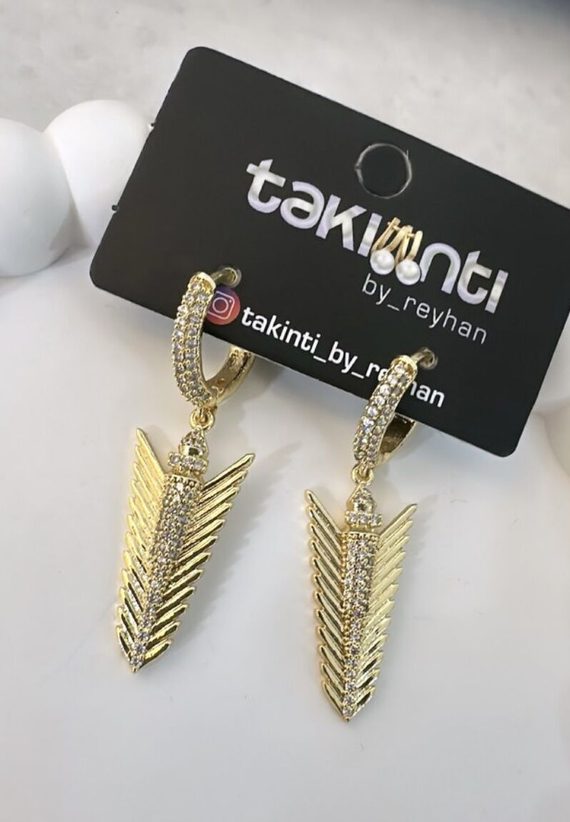 Zirkon Taşlı Halkada Tırtıklı V Sallantı Küpe