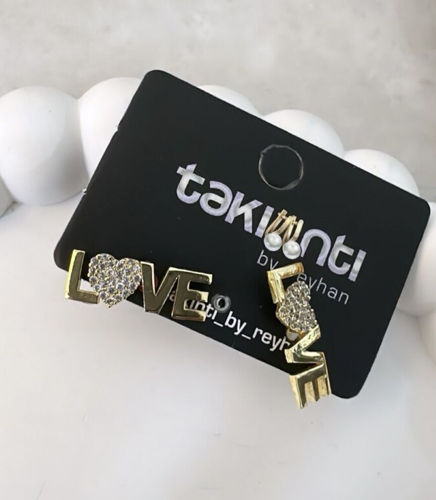 Zirkon Taşlı Plaka Love Yazı Küpe