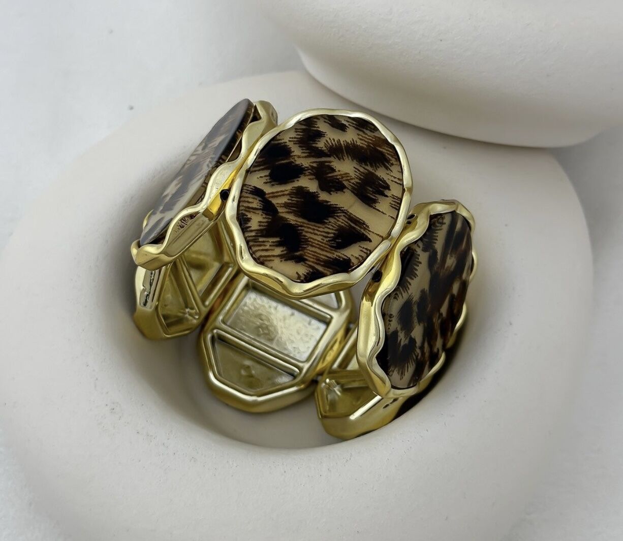Gold Kıvrımlı Çerçeve Detay Oval Leopar Desen Esnek Bileklik