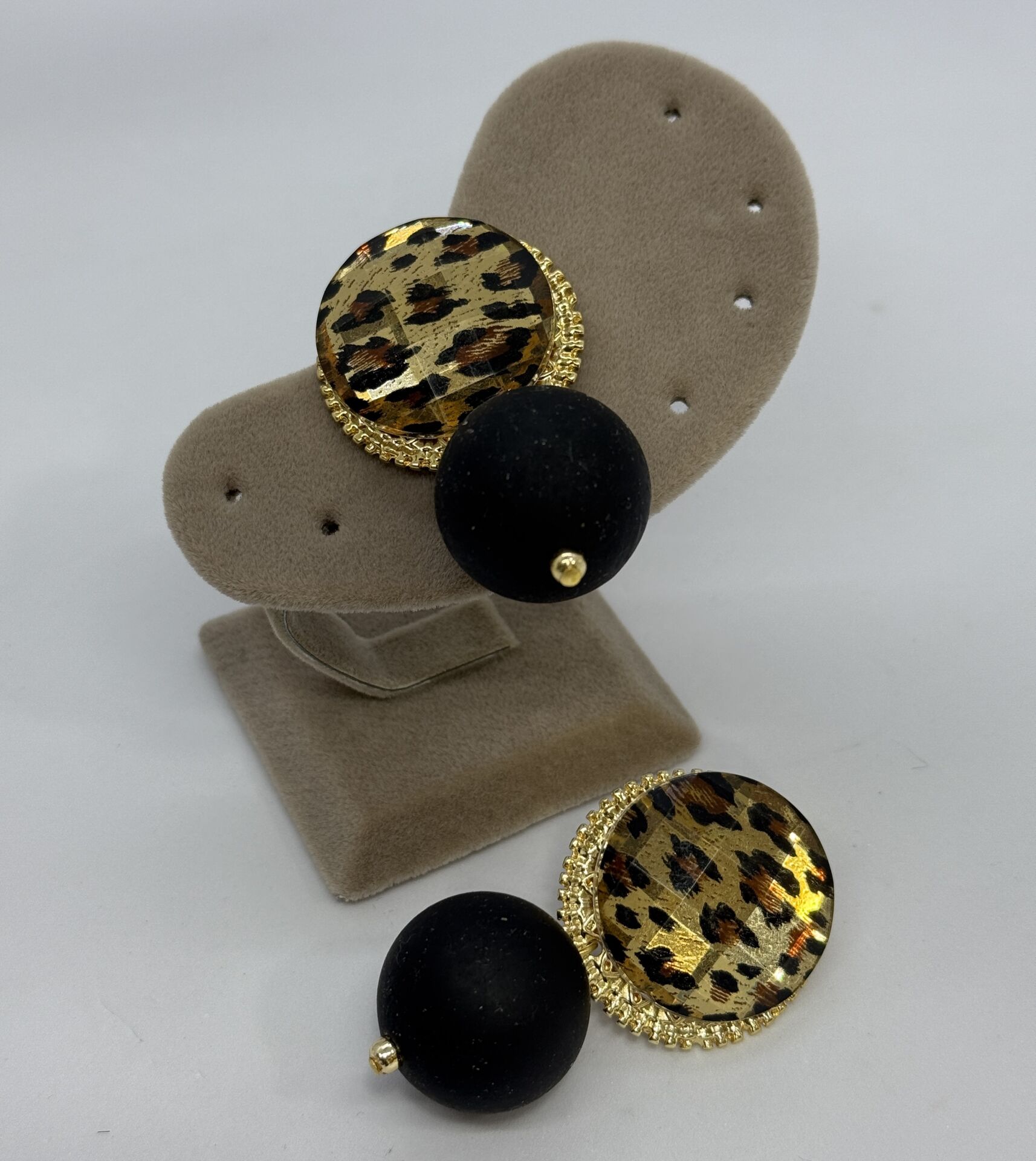 Siyah Mat Top Sallantılı Leopar Küpe
