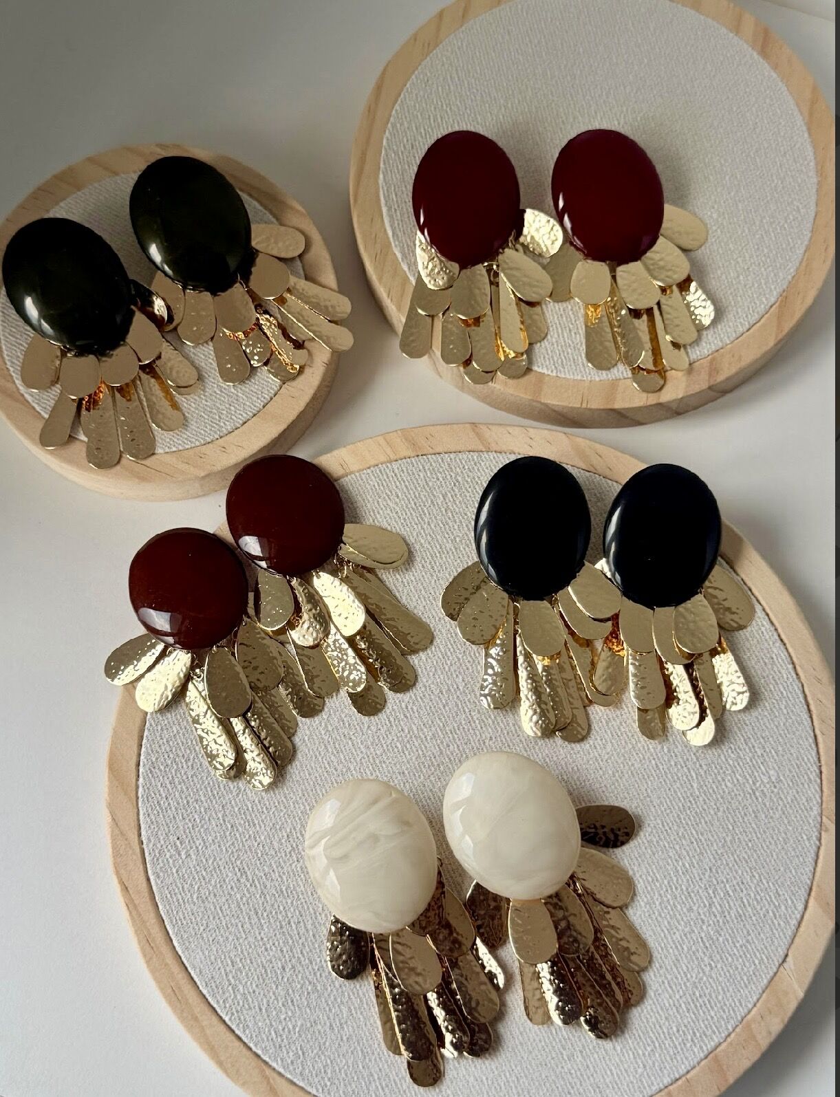 Oval Plakada Çoklu Gold Damla Plaka Sallantı Küpe