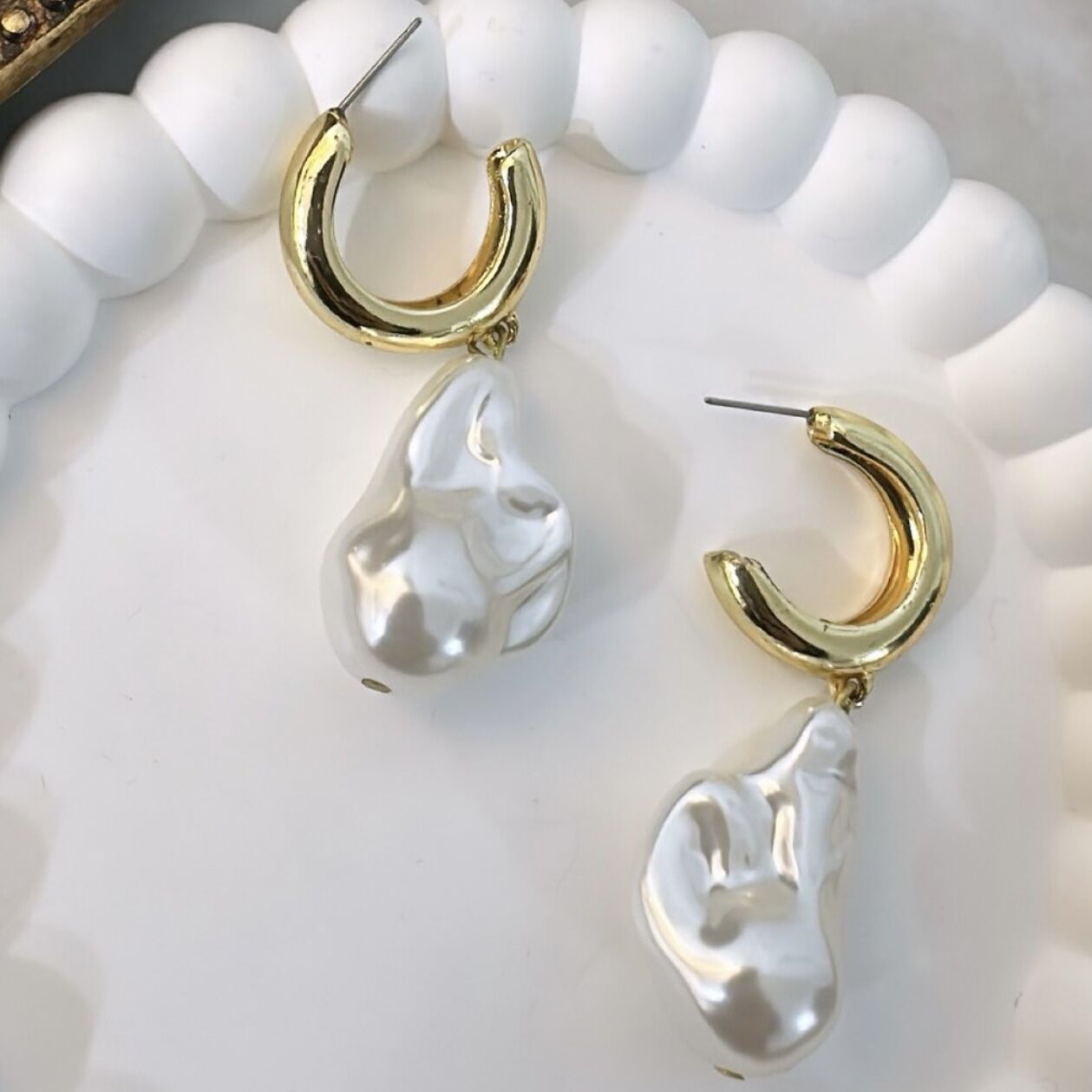 Gold Halkada Asimetrik İnci Sallantı Küpe