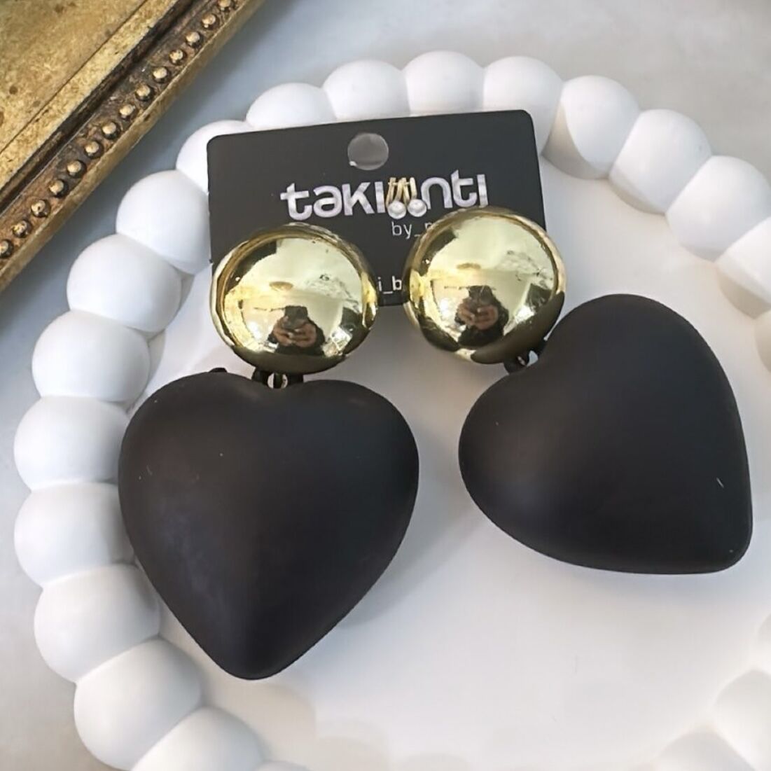 Gold Plakada Bombeli Siyah Kalp Küpe