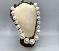 (58cm) Büyüklü Küçüklü İnci Sıralı Gold Biye ve Küp Detay Kolye