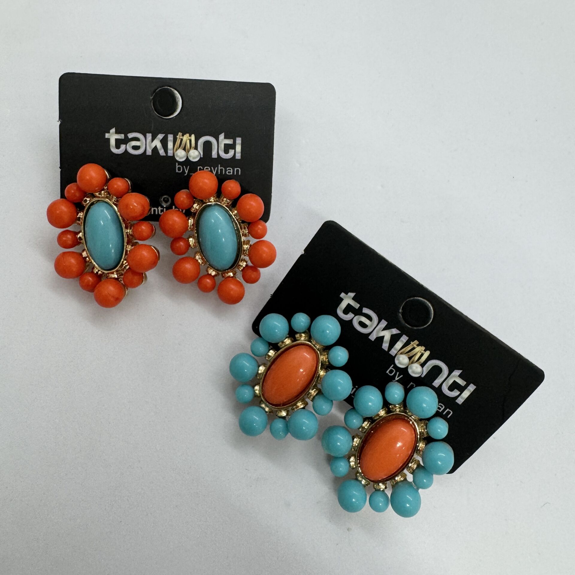 Marka Model Topçuk Çevrili Oval Taş Küpe