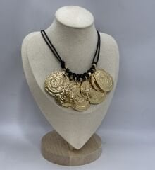 Marka Model Desenli Mat Daire Plaka Sallantılı Deri İp Kolye (53 Cm)