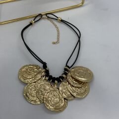 Marka Model Desenli Mat Daire Plaka Sallantılı Deri İp Kolye (53 Cm)