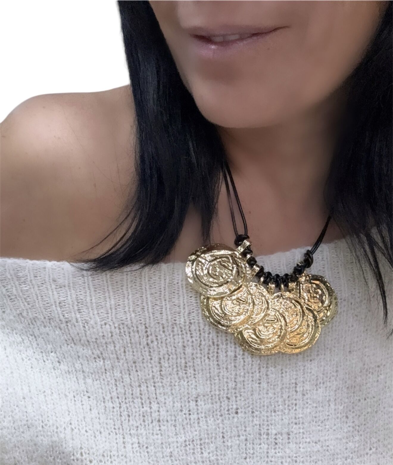 Marka Model Desenli Mat Daire Plaka Sallantılı Deri İp Kolye (53 Cm)