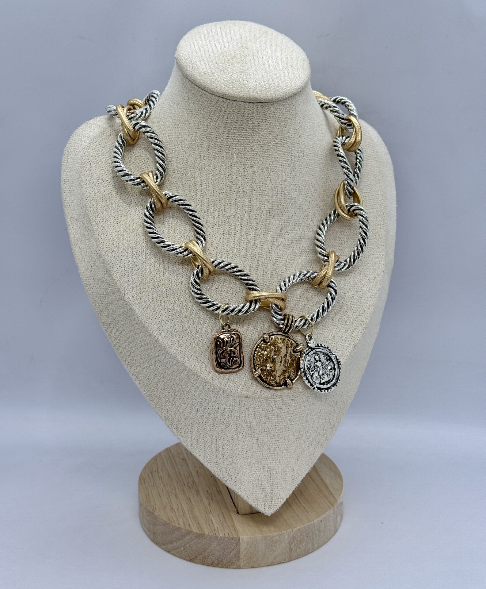 Özel Seri Marka Model Madalyon Sallantı Burgu Plaka İki Renk Kolye