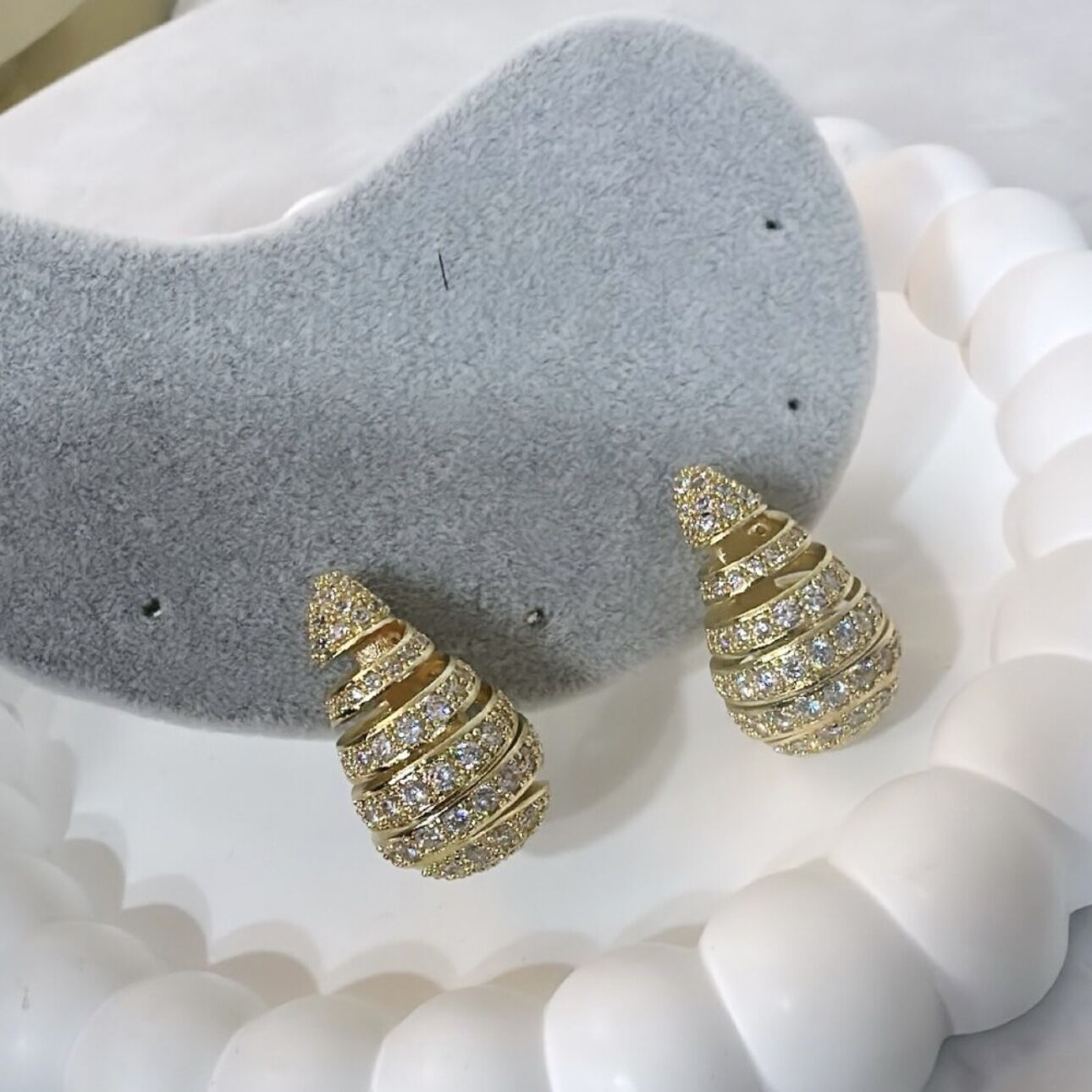 Özel Seri Zirkon Taşlı Kesik Bombeli Plaka Damla Model Küpe (Orta Boy)