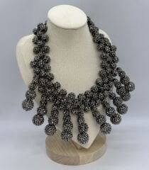 Özel Seri Antrasit Taşlı Büyüklü Küçüklü Topçuk Detay Salkım Marka Model Kolye (50 Cm)