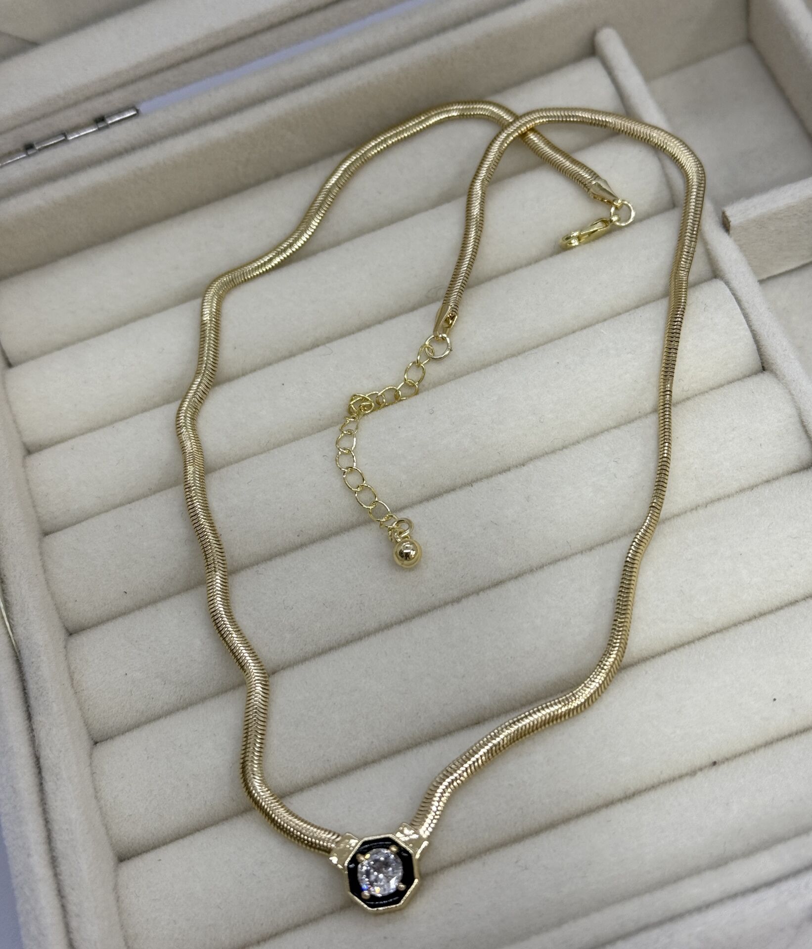 Özel Seri Tırtıklı Yılan Zincirde Elmas Model Kolye