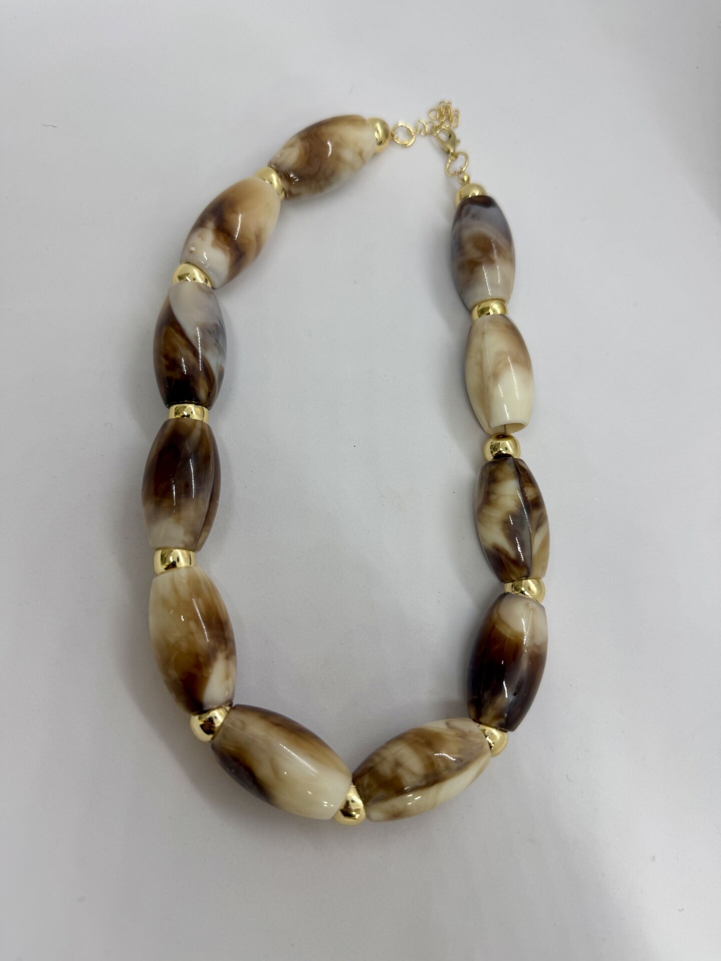 Kahve Bej Hareli Gold Biye Detay Oval Kesim Kemik Kolye