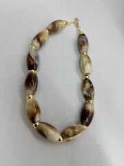 Kahve Bej Hareli Gold Biye Detay Oval Kesim Kemik Kolye