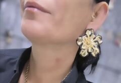 Özel Seri Siyah Hareli Plaka Çiçek Küpe