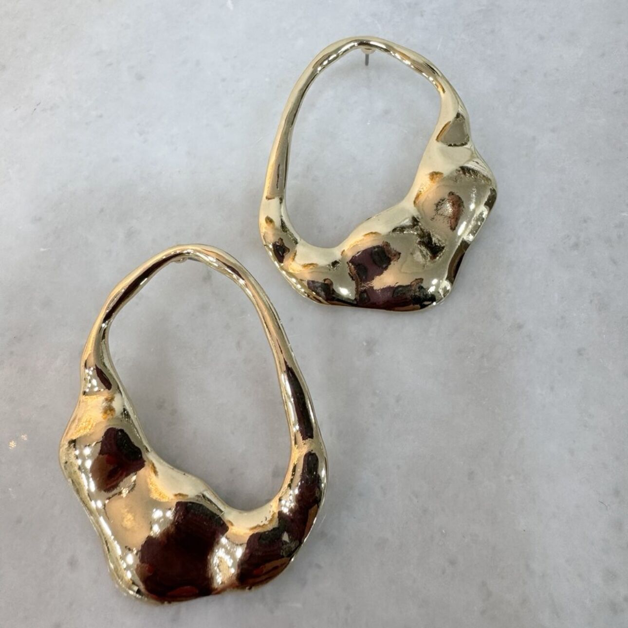 Kıvrımlı Oval Plaka Küpe