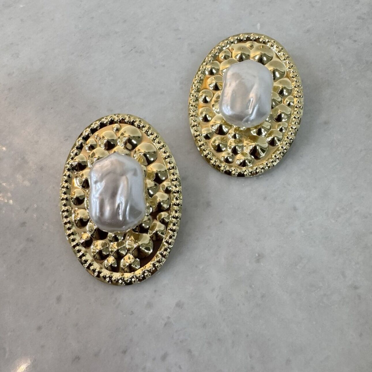 Oval Kabartma Plakada İnci Detay Vintage Küpe