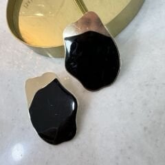 Asimetrik Mineli Gold Detay Plaka Küpe