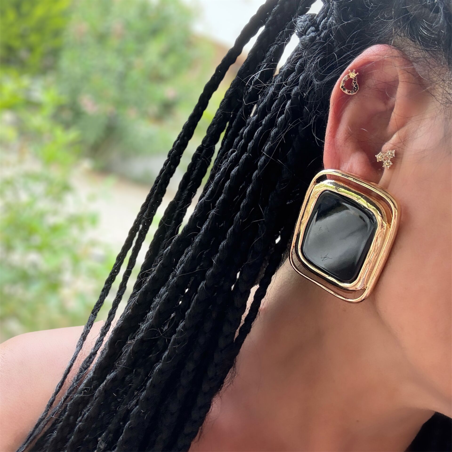 Marka Model Gold Çerçevede Siyah Plaka Vintage Küpe
