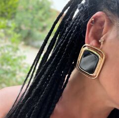 Marka Model Gold Çerçevede Siyah Plaka Vintage Küpe
