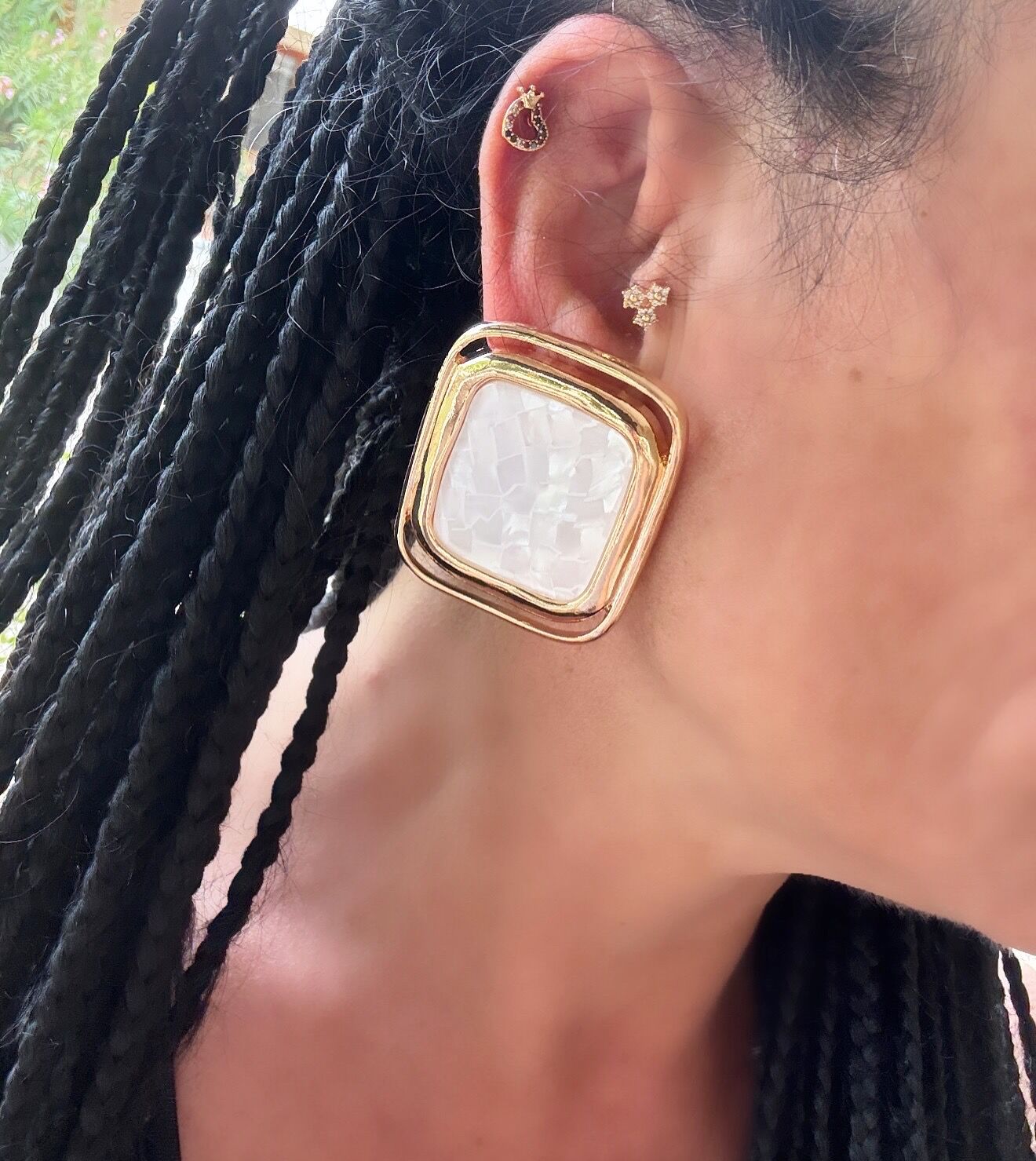 Marka Model Gold Çerçevede Damarlı Plaka Vintage Küpe