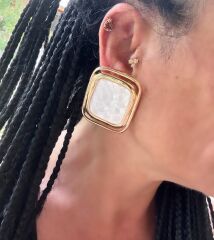 Marka Model Gold Çerçevede Damarlı Plaka Vintage Küpe