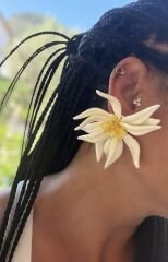 Krem Renk Tomurcuk Detay Marka Model Lotus Çiçeği  Küpe