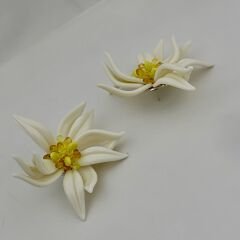 Krem Renk Tomurcuk Detay Marka Model Lotus Çiçeği  Küpe