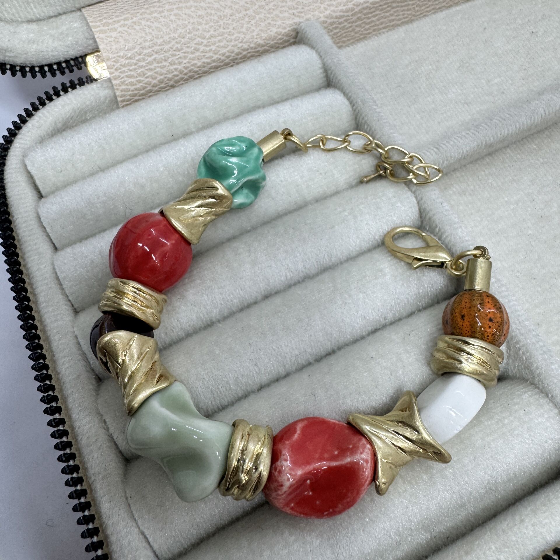 Özel Seri Asimetrik Gold Plakada Doğal ve Cam Taşlı Bileklik