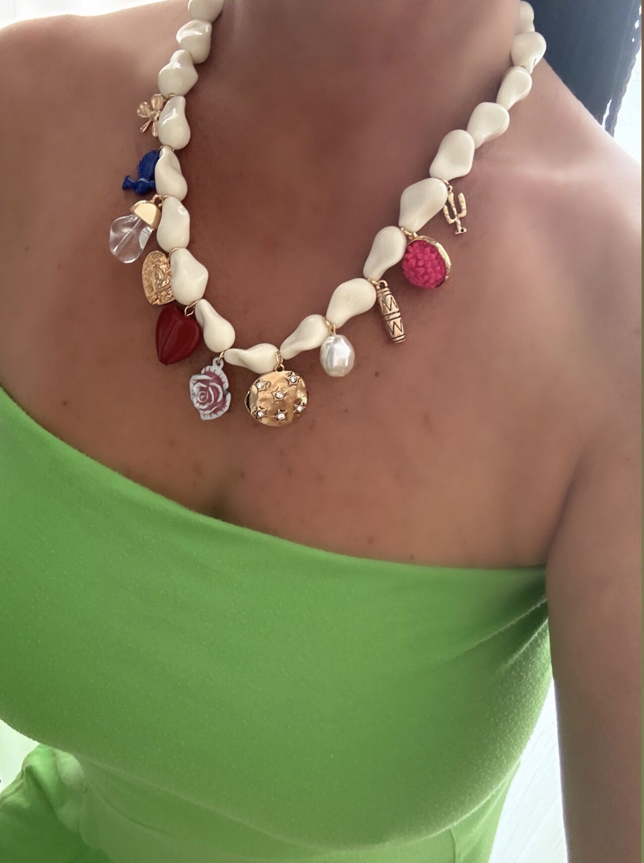 Taş Görünüm Çoklu Charm Sallantılı Marka Model Kolye (53 Cm)