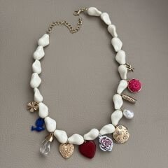 Taş Görünüm Çoklu Charm Sallantılı Marka Model Kolye (53 Cm)